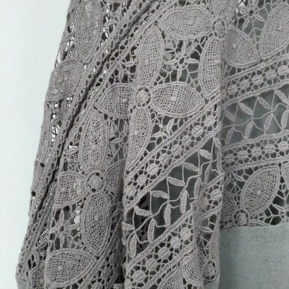 Gold Hawk Grey Silk, Lace, and Bamboo Top Size L NWT - Picture 5 of 8